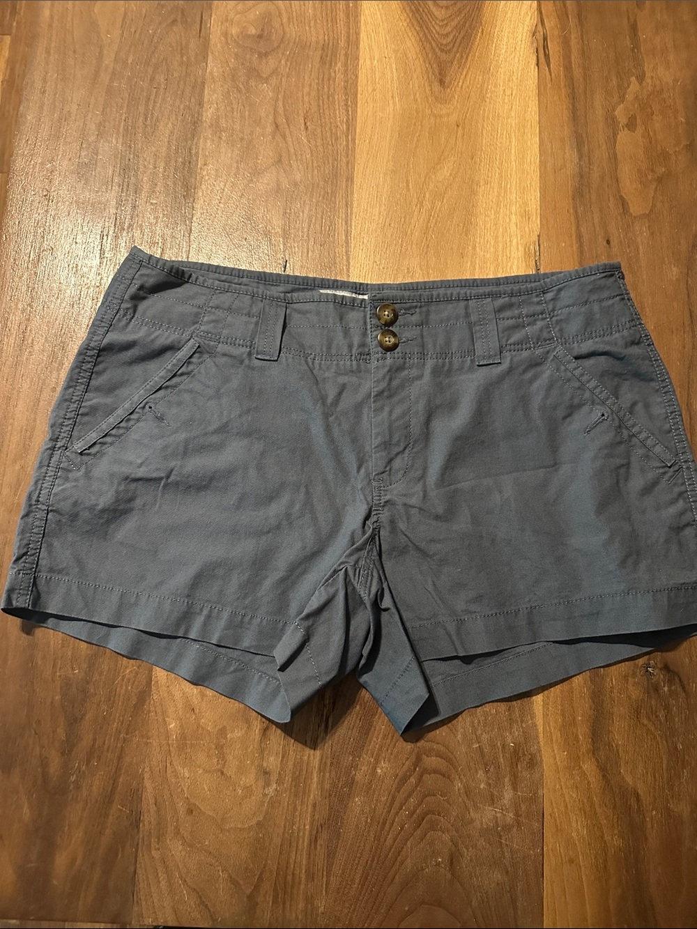 Old Navy Women’s Casual Mid-Rise Grey Shorts - wrinkle resistant Sz 10